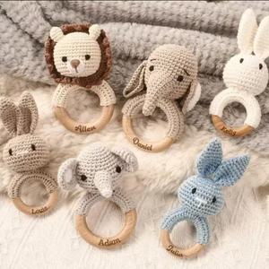 Vente chaude 2025, hochet sensoriel pour bébé en bois de hêtre, 100% coton doux, crochet tricoté, fruits, jouets de <span class=keywords><strong>dentition</strong></span> pour bébés - Product Image 1