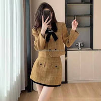 Ensemble élégant style soirée automne-hiver pour femme : Manteau en tweed et robe parfumée légère et tendance
