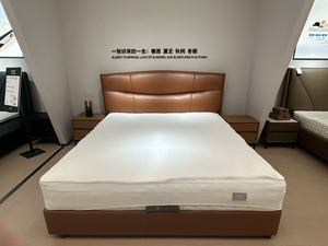 מיטת יוקרה מודרנית אקולוגית בגודל קווין/קינג, מרופדת עור כתום רך עם מסגרת עץ אורן, מיטה נוחה - Product Image 2