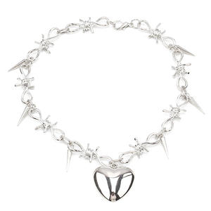 Collar con Colgante de Corazón de Plata Tibetana, Diseño de Alambre de Púas, Joyería Gótica y Vanguardista - Product Image 5