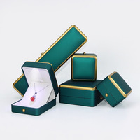 Boîte à bijoux verte avec bordure dorée et lumière LED pour pendentif, bague, collier, bracelet (style rectangulaire/carré tendance)