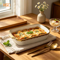 Plat à gratin rectangulaire en céramique à bord doré festonné, avec motif vertical en relief, double poignée, compatible four et lave-vaisselle, en porcelaine