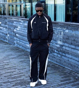 Tute Sportive da Uomo <span class=keywords><strong>in</strong></span> Poliestere Patchwork con Giacca e Pantaloni <span class=keywords><strong>in</strong></span> Nylon con Zip Set da Jogging per Palestra Tuta Personalizzata Unisex OEM <span class=keywords><strong>in</strong></span> Nylon - Product Image 5