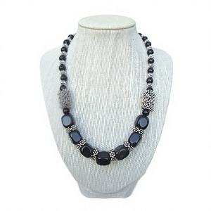Collier classique en résine fait main, design élégant avec perles orange, vertes et bleues, bijoux tendance pour femmes, idéal pour les anniversaires et les fêtes. - Product Image 2