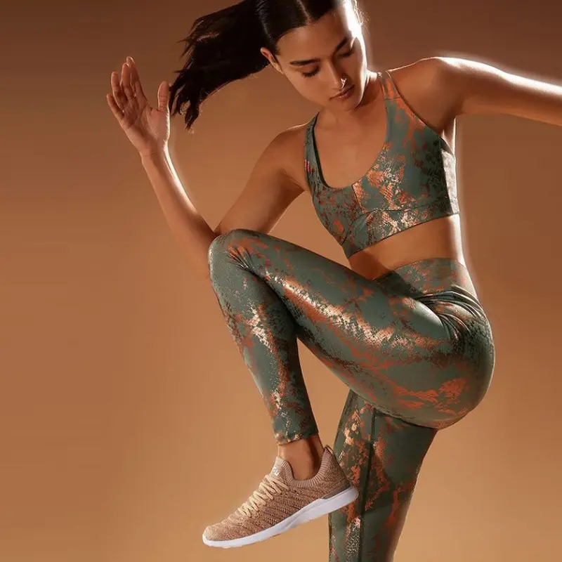 Ropa de yoga para mujer, conjunto de sujetador y pantalones deportivos con estampado dorado de piel de serpiente para fitness, nuevo diseño