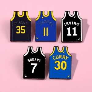 Broche de <span class=keywords><strong>maillot</strong></span> de basket-ball de dessin animé mignon James <span class=keywords><strong>Jordan</strong></span> pour vêtements de sport accessoire de porte-Badge en alliage décoratif - Product Image 4