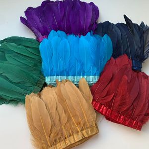 Vente en gros de plumes d'oie teintées en blanc Garnitures à franges en plumes pour l'artisanat Vêtements de fête Tissu pour vêtements Décoration de chapeaux en dentelle - Product Image 1