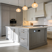 Meuble de cuisine sur mesure en bois massif avec fours doubles intégrés, comptoirs en marbre et tiroirs à fermeture amortie