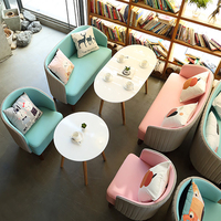 Meubles de loisirs commerciaux sur mesure en bois : canapé, table et chaise pour librairie, café, salon de thé, espace lecture et desserts