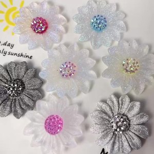 Perles de fleurs transparentes blanches de 44 mm en forme de tournesol à coller sur les vêtements et fleurs plates à coller sur les empeignes de chaussures comme décoration, fleurs de marguerite - Product Image 1