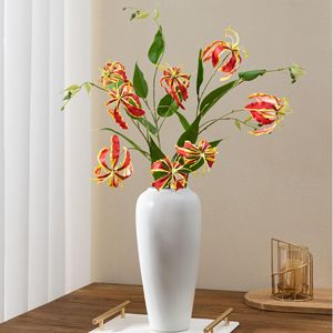 Fleur artificielle de lys Gloriosa à trois têtes en soie, idéale pour la décoration intérieure et les accessoires de photographie de mariage - Product Image 2