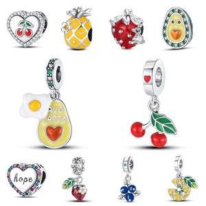 Adorables colgantes de frutas con cerezas, piñas, fresas y aguacates en forma de corazón, hechos de latón blanco. - Product Image 1