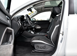 Audi <span class=keywords><strong>Q3</strong></span> FWD SUV Essence <span class=keywords><strong>2023</strong></span> Boîte Automatique Moteur Turbo Conduite à Gauche Émissions Euro VI Taille des pneus R19 Arrière - Product Image 3