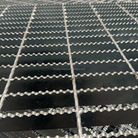 Plateforme de passage en acier galvanisé sur mesure avec découpe précise pour les exigences spécifiques du projet