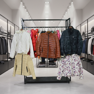 Balle di Abbigliamento di Seconda Mano, Pacchi Selezionati di Giacche da Uomo e Donna, Vendita all'Ingrosso di Abbigliamento Usato dagli USA - Product Image 1
