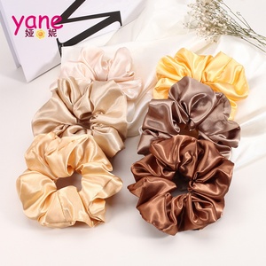 Übergroße Haarbänder oder XXL-Haargummis aus Satinmaterial mit 18 cm Durchmesser und individuellen Mustern für Frauen - Product Image 3