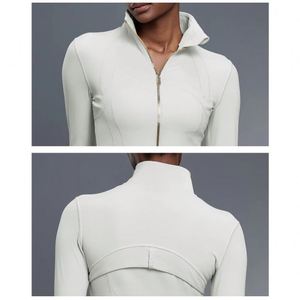 Haut de yoga pour femme avec fermeture éclair dorée, veste de fitness coupe-vent à col montant pour la course à pied, haut extensible à manches longues et ajusté - Product Image 6