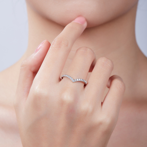 Anillo de Protección en Forma de V J&C, Plata de Ley 925, Chapado en Oro Blanco, Banda de Diamantes de Color D de 0.33 ct - Product Image 6