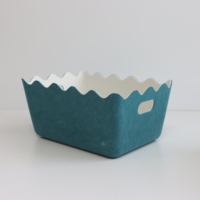Panier de rangement en feutre ondulé bicolore avec moulures intégrées, poignées découpées et bordure fleurie