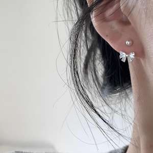 Modernos Pendientes de Mariposa con Circonitas y Perlas de Imitación, Chapados en Plata, de Aleación de Zinc, para Fiestas - Product Image 3