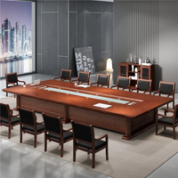 Table de conférence moderne aspect bois avec module de gestion des câbles central pour salles de réunion d'entreprise