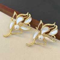 Broche en pétales d'orchidée dorés, perles d'eau douce blanches naturelles de 7-8 mm, design de fleur de flamme de luxe léger pour les occasions de cadeaux