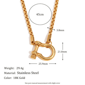 สร้อยคอหัวเข็มขัดรูปเกือกม้า |   สร้อยคอเหล็กกล้าไร้สนิมชุบทอง 18K PVD แบบกล่องสี่เหลี่ยมพร้อมจี้รูปหัวม้าทรงกลมสำหรับผู้ชายและผู้หญิง - Product Image 3