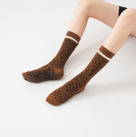 PATON Chaussettes de yoga et de pilates mi-mollet en tricot jacquard léopard et à nœud, antidérapantes, pour entraînement intérieur, vente en gros personnalisée