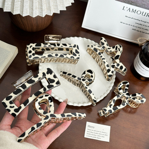 Cô chia sẻ ODM phiên bản tiếng Hàn của mô hình con bò Retro kích thước lớn móng vuốt tóc bằng nhựa - Product Image 1