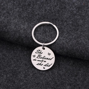 De acero inoxidable al por mayor personalizado grabado llavero encanto <span class=keywords><strong>ella</strong></span> creía que podía por que lo redonda llavero - Product Image 3