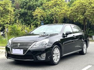 Toyota Crown 2.5 V6 berline 2012, véhicule d'occasion certifié, 193 CV, moteur Dual VVT-i, garde au sol de 130 mm, transmission automatique - Product Image 1