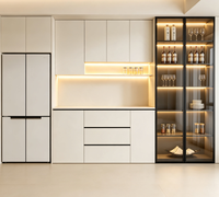 Buffet moderne encastré sur mesure avec armoire à vin, vitrine en verre blanc crème pour la maison, la cuisine et la salle à manger