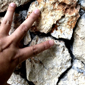 Piedra Natural de Bukit, Losa de Piedra Caliza Blanca, Acentos de Scoria, Forma Irregular, Revestimiento de Paredes Exteriores, Aplicación en Villas - Product Image 1