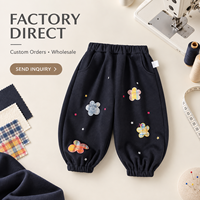 Celana Jogger Biru Dongker untuk Anak Perempuan dengan Aplikasi Bunga Kotak-Kotak Warna-Warni dan Saku Samping untuk Koleksi Pakaian Anak Grosir dan Kustom