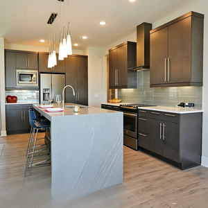 Meubles de <span class=keywords><strong>cuisine</strong></span> style ferme moderne, armoires shaker couleur crème, poignées longues noires, plan de travail gris, crédence en carreaux de métro blancs - Product Image 4