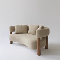Canapé Courbé Lambskin Style Rétro Wabi-Sabi pour Salon Minimaliste – Design Incurvé en Tissu avec Pieds en Bois pour la Maison