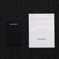 Carte de service après-vente personnalisée pliée, gaufrage, options papier offset et papier kraft, couverture noire, logo de marque pour emballage de vêtements