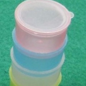 Juego de Tres Estuches Coloridos para Almacenamiento de Pastillas con Tapa, para Empacar Medicamentos - Product Image 1