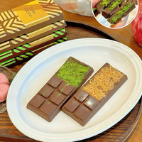 Venta al por mayor de estilo de Dubái con sabor a chocolate patrón de granos piezas y barras de forma sólida Venta caliente dulces galletas nueces aperitivos