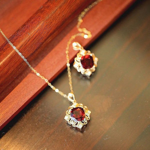 Elegante Collana con Ciondolo Rosso per Donne, Stile Lussuoso, Gioielli alla Moda per Celebrazioni - Product Image 3
