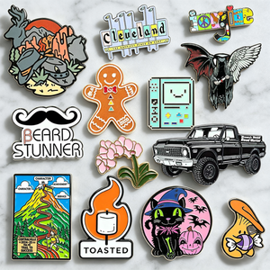 Broche de luxe en émail pour revers de veste, motif dessin animé, aimantée pour chapeau ou hijab, qualité supérieure - Product Image 1