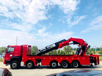 Grue à flèche articulée géante de 80 tonnes montée sur camion 10x6, grue de camion à bras pliant hydraulique robuste