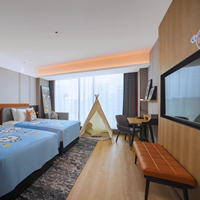 Collection de meubles modernes pour chambre d'hôtel avec cadres de lit jumeaux, bureau, chaise, meuble TV, banc et rangements pour chambre d'hôtes