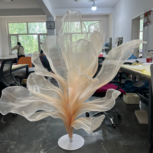 زهرة أورجانزا اصطناعية عملاقة مصنوعة يدويًا لطاولة الزينة، تصميم راقٍ وبسيط للزينة وحفلات الزفاف والتصوير الفوتوغرافي - Product Image 1