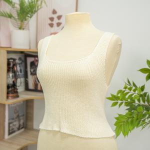 Top corto de punto con cuello en V, estilo sencillo, color liso, tejido 100% acrílico, antiarrugas, hecho en Vietnam. - Product Image 5
