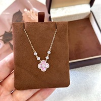 Ensemble de bijoux haut de gamme avec boucles d'oreilles, bracelet et collier en forme de fleur à quatre feuilles rose, best-seller
