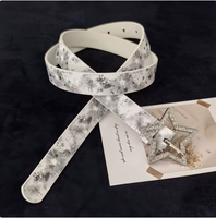 Cette ceinture élégante en alliage présente une sangle imprimée ciel étoilé rêveur et une boucle plaquée ornée de strass étincelants.