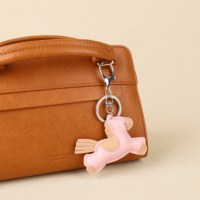 Breloque de sac en cuir PU en forme de cheval unique, accessoire décoratif tendance pour sacs à main, sacs à dos et bagages