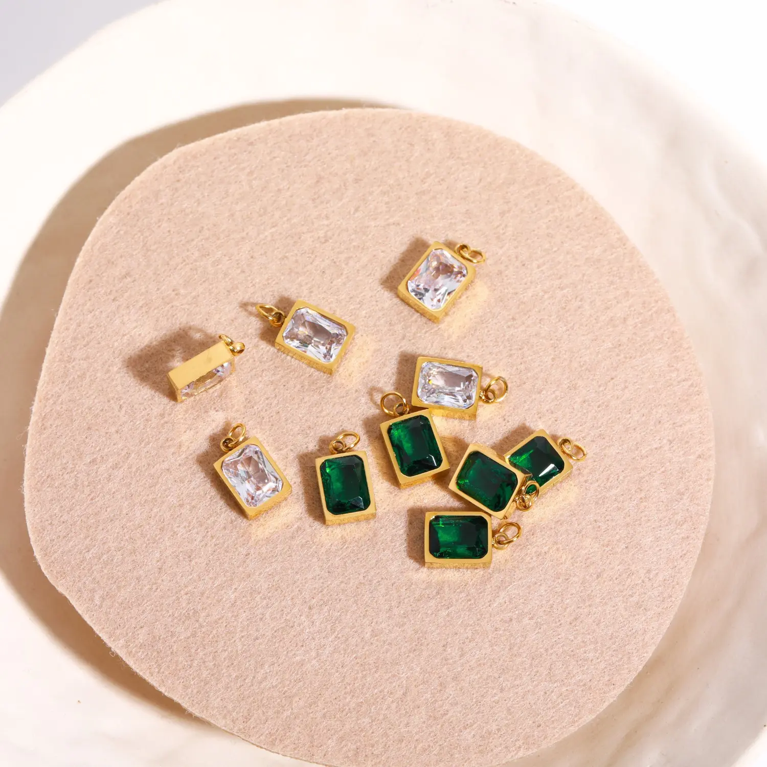 Zierliche Diamant-Smaragd-Aufnäher Edelstahl Zirkon Anhänger Halskette Armband Schmuck-Herstellungs-Aufnäher