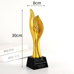 Trophée en résine plaqué or en forme de <span class=keywords><strong>feuille</strong></span> d'arbre personnalisé brillant en forme de style luxueux sport CEO avec base en cristal <span class=keywords><strong>noir</strong></span> - Product Image 5